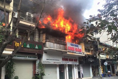 Hà Nội: Cháy nhà trên phố Bát Đàn, một người tử vong