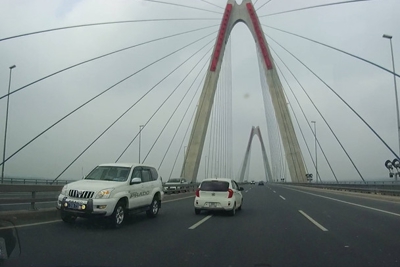Một xe ô tô đi ngược chiều trên cầu Nhật Tân chưa sang tên đổi chủ