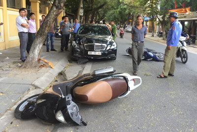 Hà Nội: Mercedes húc văng 2 xe máy khiến 4 người bị thương