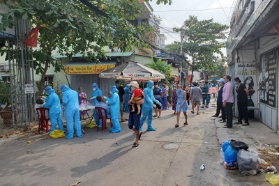 TP Hồ Chí Minh: Lấy mẫu xét nghiệm Covid-19 người dân 2 phường tại quận 12