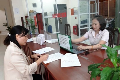 Hà Nội: Ngân hàng CSXH giải ngân vay vốn trả lương ngừng việc cho người lao động tại Thạch Thất