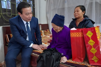 Phó Chủ tịch UBND TP Hà Nội Chử Xuân Dũng thăm, tặng quà gia đình chính sách tại huyện Thạch Thất