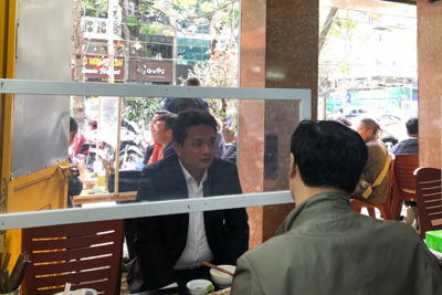 Hà Nội: Nhà hàng dựng vách ngăn chống dịch Covid-19, nhiều cơ sở vẫn im lìm đóng cửa