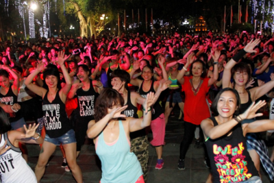 Cháy hết mình với điệu Zumba tại phố đi bộ