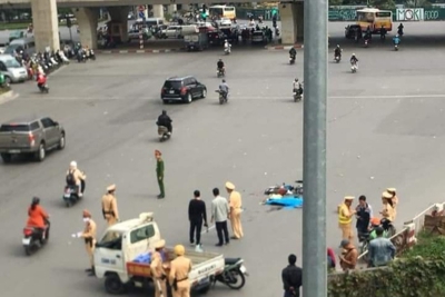 Hà Nội: Xe tải đâm xe đạp điện khiến 1 phụ nữ tử vong, tài xế bỏ chạy
