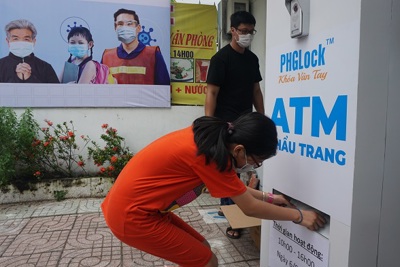 Cận cảnh “ATM” khẩu trang phát miễn phí cho người nghèo tại TP Hồ Chí Minh