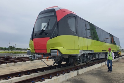 Cận cảnh thao tác đưa đoàn tàu đường sắt Nhổn - Ga Hà Nội lên ray