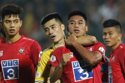 Cầu thủ Sài Gòn ném bóng vào mặt Hồng Duy bị treo giò 2 trận