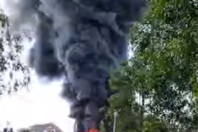Quảng Ngãi: Cháy lớn ở kho chứa nệm, toàn bộ hàng bị thiêu rụi