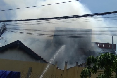 Quảng Ngãi: Hỏa hoạn giữa trưa khiến 2 ngôi nhà bị thiêu rụi
