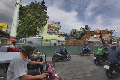 TP Hồ Chí Minh: Người dân kêu khổ vì "lô cốt" bủa vây khắp các nẻo đường