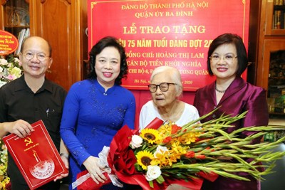 Phó Bí thư Thường trực Thành ủy Ngô Thị Thanh Hằng trao Huy hiệu 75 năm tuổi Đảng cho đảng viên lão thành