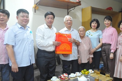 Quận Hoàn Kiếm: Thăm, tặng quà người có công, gia đình chính sách dịp Kỷ niệm 75 năm Cách mạng tháng 8 và Quốc khánh 2/9