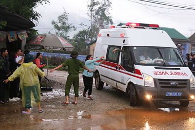 Bão lũ miền Trung: Trời mưa như trút, người tràn nước mắt