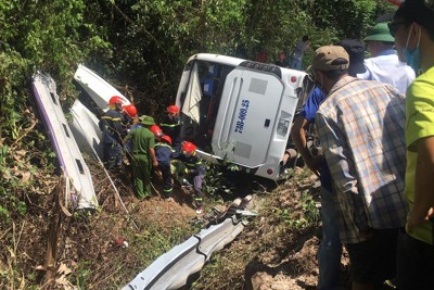 Khẩn trương cứu chữa nạn nhân vụ tai nạn giao thông khiến 13 người chết tại Quảng Bình