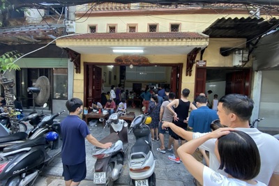 Người dân xếp hàng như thời bao cấp chờ ăn phở trên phố cổ Hà Nội