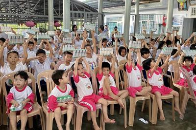 Quỹ sữa 'Vươn cao Việt Nam' đến với trẻ em khó khăn tỉnh Thừa Thiên - Huế