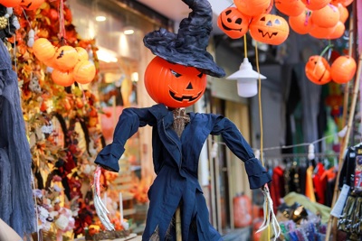 Hà Nội: Phố Hàng Mã ngập tràn đồ chơi kinh dị trước thềm Halloween