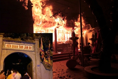 Hà Nội: Cháy lớn tại ngôi đền Quan Tam Lâm Du ở quận Long Biên