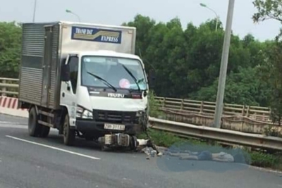 Hà Nội: Xe máy "đấu đầu" ô tô tải, nam thanh niên tử vong trên Đại lộ Thăng Long