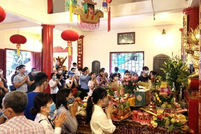 Phủ Tây Hồ, chùa Quán Sứ đông nghịt người đi lễ ngày đầu tháng 7 Âm lịch