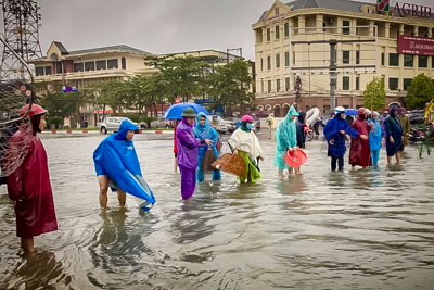 Hà Tĩnh: Người dân dàn hàng bắt cá giữa lòng thành phố