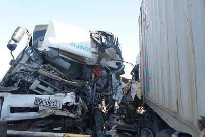 Hà Tĩnh: Ô tô tải đấu đầu container, 1 người tử vong