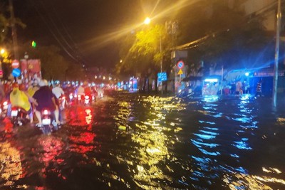 TP Hồ Chí Minh mưa lớn, hàng loạt tuyến đường ngập nặng