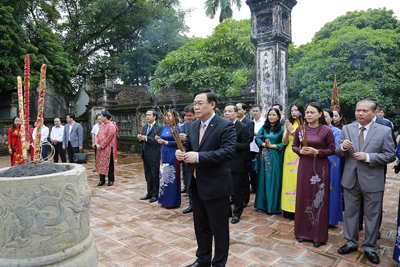 Đoàn đại biểu lãnh đạo thành phố Hà Nội dâng hương tại Cố đô Hoa Lư