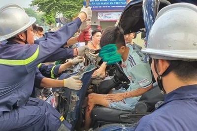 Hà Nội: Cảnh sát cưa ca bin cứu nam tài xế mắc kẹt sau tai nạn