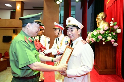 Thăng cấp bậc hàm Trung tướng đối với Thứ trưởng Bộ Công an Trần Quốc Tỏ