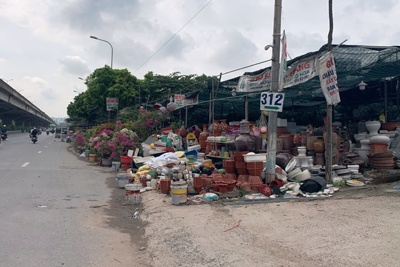 Hà Nội: Vi phạm trật tự đô thị tràn đường Nguyễn Xiển