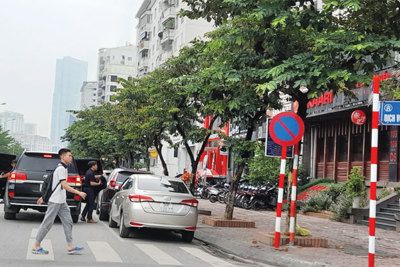 [Điểm nóng giao thông] Ô tô dừng đỗ lộn xộn  trên phố Trần Thái Tông