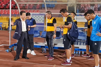 Bầu Hiển chỉ trích HLV Chu Đình Nghiêm không chịu thay đổi lối chơi của Hà Nội FC