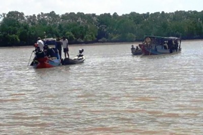 Bến Tre: Lật ghe trên sông Ba Lai, 2 người chết, 2 người mất tích