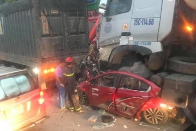 Hà Nội: Ô tô con bị xe container đè lên nóc, 3 người tử vong tại chỗ