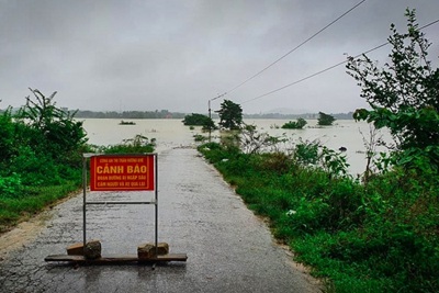 Hà Tĩnh: Nước lũ lên mức báo động, nhiều địa phương bị cô lập