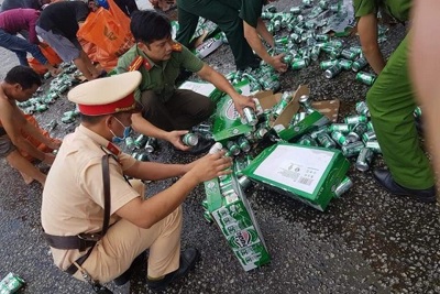 Hà Tĩnh: Công an và người dân giúp tài xế thu gom hàng trăm két bia rơi trên đường
