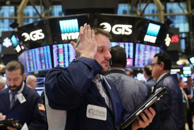 Chứng khoán Mỹ: Tăng trưởng GDP giảm kỷ lục, Dow Jones mất hơn 200 điểm