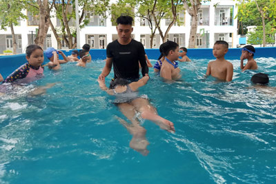 Dạy bơi cho học sinh quận Tây Hồ: Bảo đảm an toàn, nâng cao chất lượng