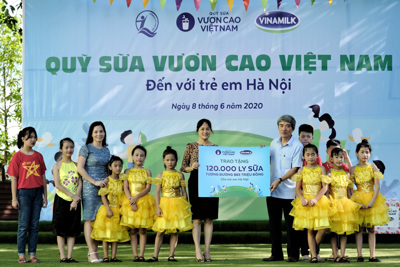 Hành trình trao sữa giữa đại dịch của Quỹ sữa Vươn cao Việt Nam, để mọi trẻ em được uống sữa mội ngày