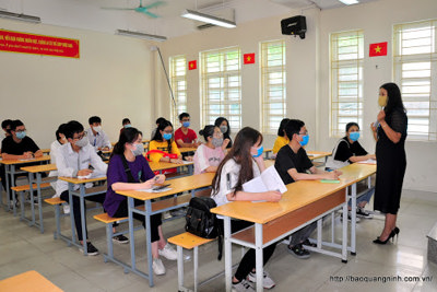 Quảng Ninh: Thiếu đề thi, thí sinh ngồi đợi hàng giờ đồng hồ