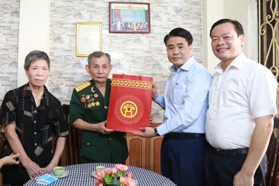 Chủ tịch UBND TP Hà Nội Nguyễn Đức Chung thăm, tặng quà gia đình chính sách