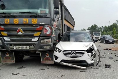 Nữ xế lái xe ô tô con gây tai nạn liên hoàn trên đường Hồ Chí Minh