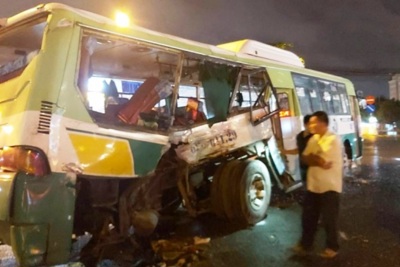 Xe tải đâm xe buýt ở Long An, 20 người nhập viện cấp cứu