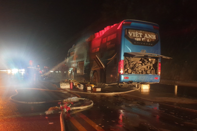 Tin tức tai nạn giao thông mới nhất hôm nay 26/8: Xe giường nằm bốc cháy dữ dội trên cao tốc