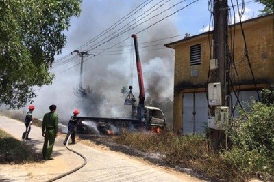 Nghệ An: Vướng dây điện, xe cẩu bốc cháy khiến tài xế tử vong