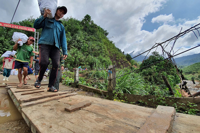 Băng rừng, vượt núi gùi gạo tiếp tế cho người dân bị cô lập vì mưa lũ
