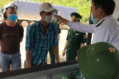 Hà Tĩnh: Phát hiện 3 người trốn cách ly y tế, chui dưới gầm xe lúc qua cửa khẩu