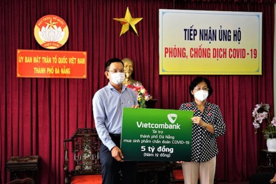 Vietcombank ủng hộ 5 tỷ đồng chung tay cùng Đà Nẵng đẩy lùi Covid-19